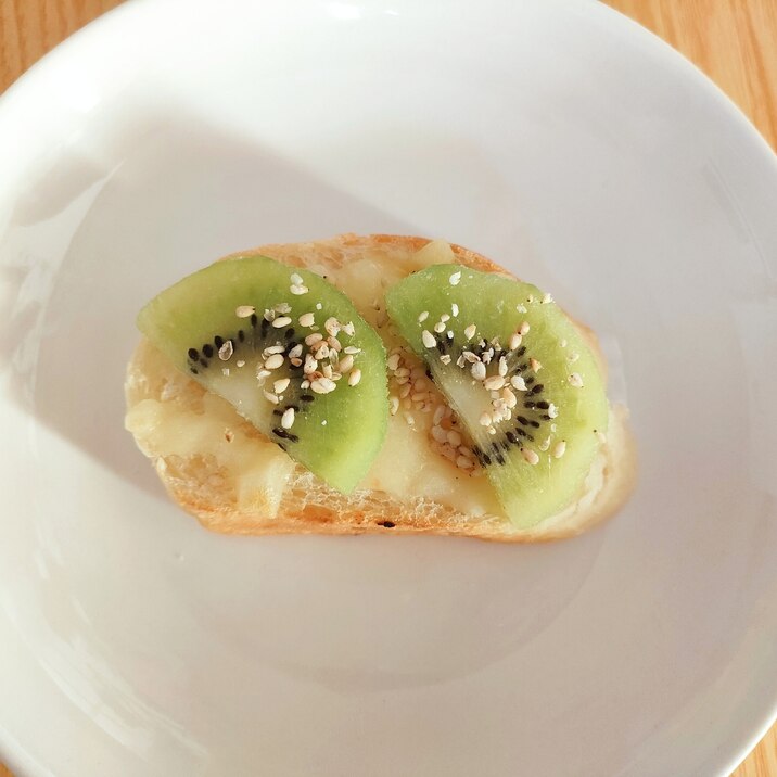 キウイとごまのチーズトースト